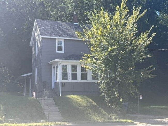 Building Photo - 3 Bedroom 1 Bath House in East Moline