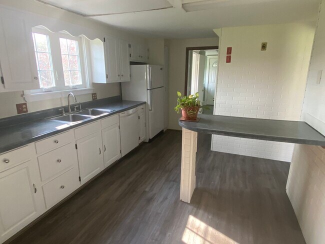 Photo - Authentic 3 bedroom New England Colonial! ...