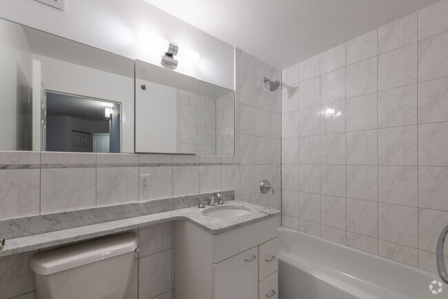 2BR, 1BA - 750 SQ FT - 28 Exeter at Newbury