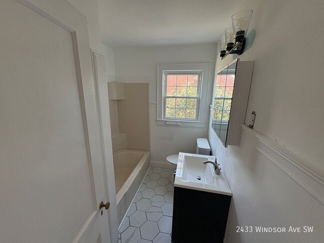 2433 Windsor Ave SW
