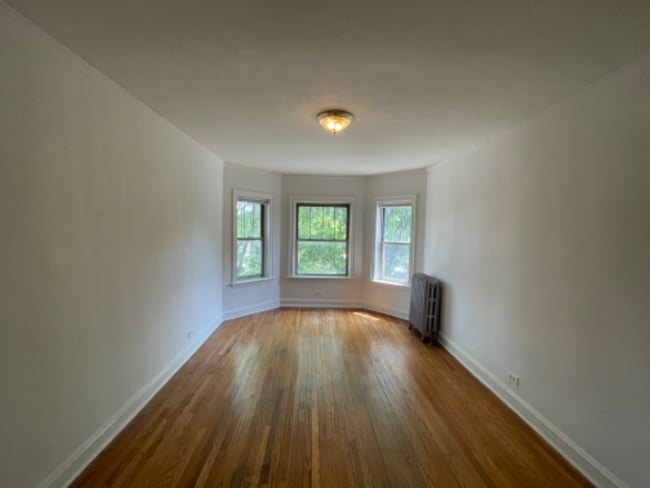 Building Photo - 832 S Austin Blvd