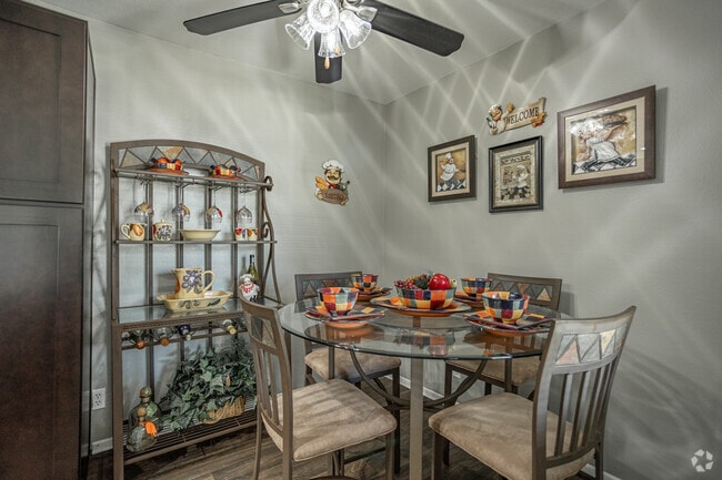 2BR, 2BA - 825 SF