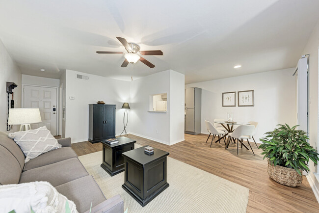 1BR, 1BA - Sala de estar y comedor de 689 pies cuadrados