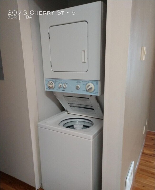 Photo - 2073 Cherry St