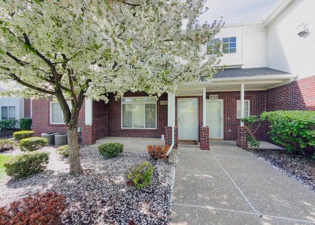 Building Photo - Beautiful Ranch 2 bed/2 bath Condominium