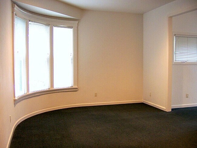 Photo - COMING SOON Spacious 5bdr/2bath units available for a lease ending May 30. Building is located at... Unidad B