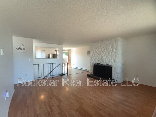 Photo - 702 E Bridgeport Ave