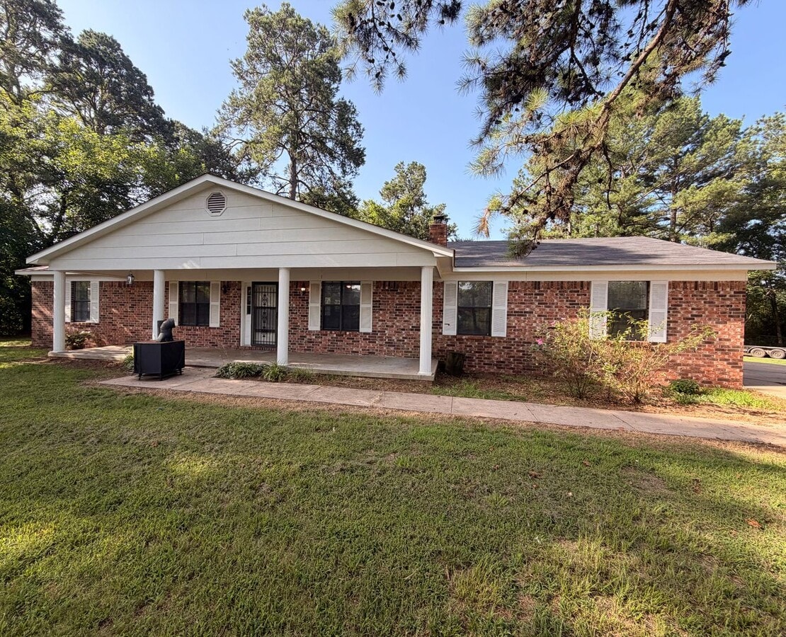 *Available July 6th**Discover a comfortable 3-bedroom, 2-bathroom home on the outskirts of Russel... - *Available July 6th**Discover a comfortable 3-bedroom, 2-bathroom home on the outskirts of Russel...