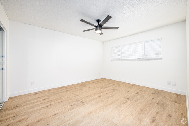 2BR, 1BA - 822SF - Primary Bedroom