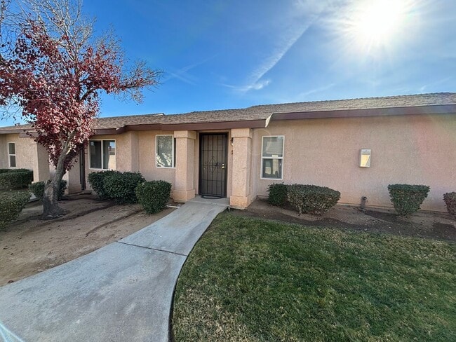 Building Photo - SUPER CUTE 1 BEDROOM SEQUOIA VILLAS APARTMENTS Unit 25