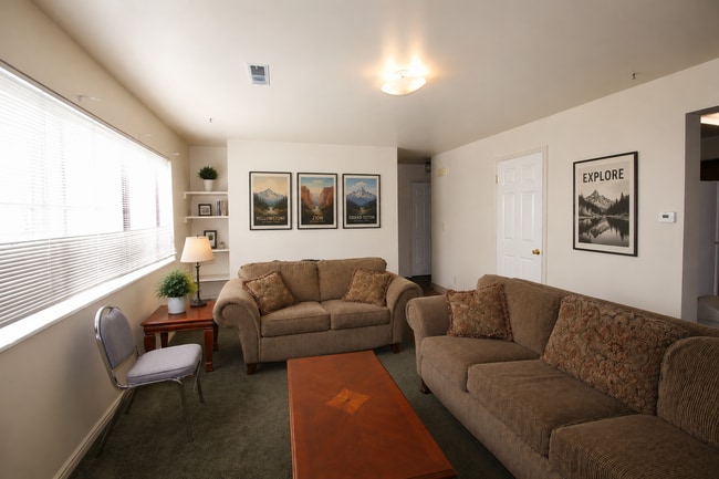 Building Photo - TWO SPOTS available Fall 2026!! Unit B Shared