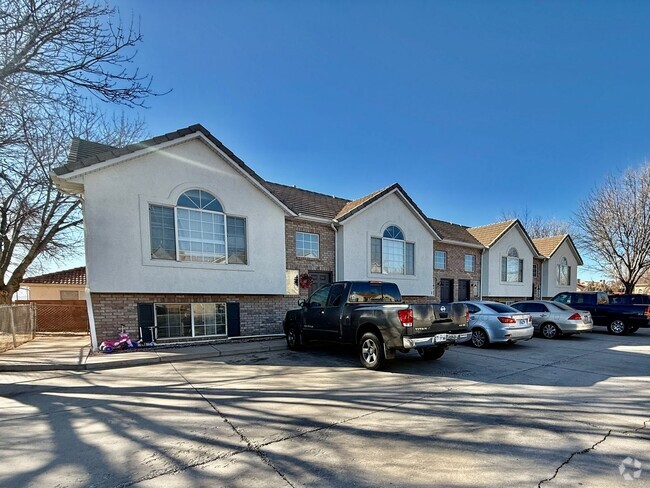 Building Photo - Cute 3-BR Townhome Near Costco