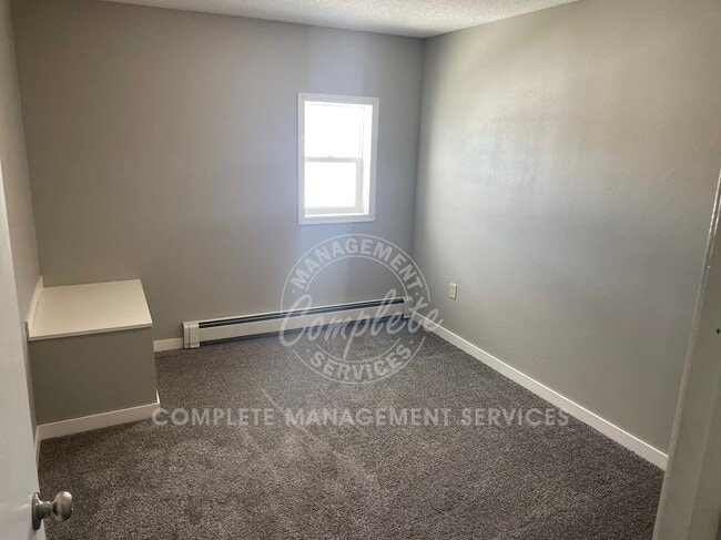 Photo - 212 W James St