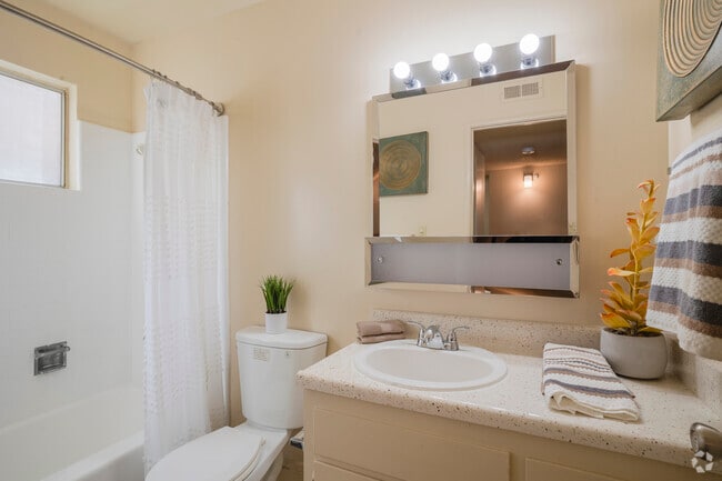 1 Bedroom - 1BR, 1BA - 585SF - Bathroom