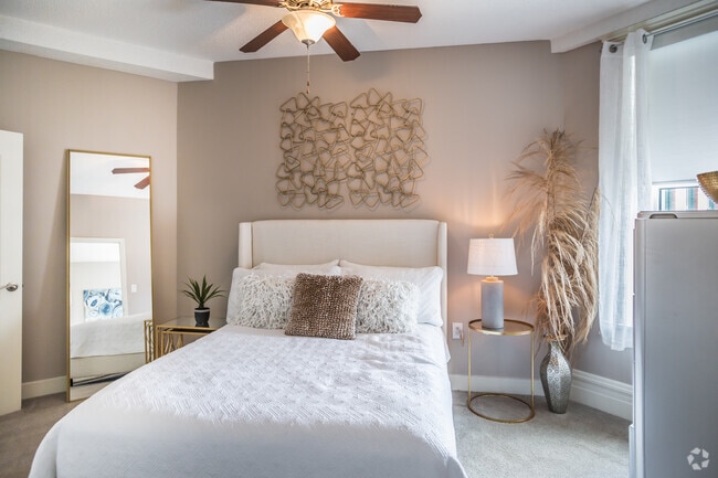 1 BR, 1 BA - 625 SF - Gayoso House & Pembroke Square