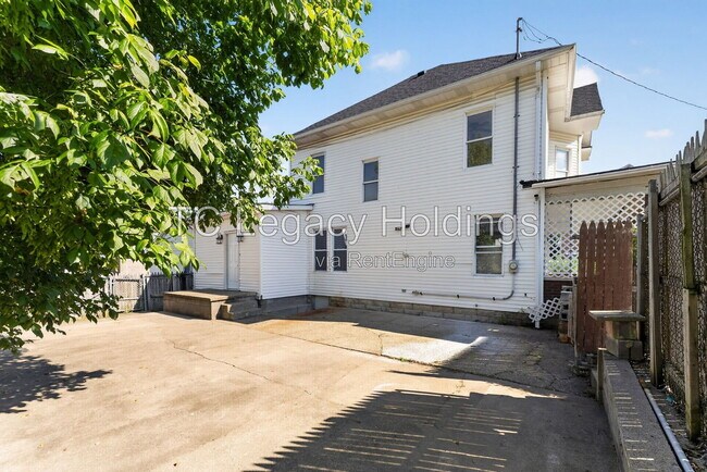 Photo - 890 Traction St
