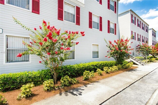 Building Photo - 6011 Winegard Rd Unit A
