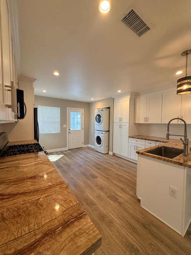 Photo - 874-876 North Orange St Unidad #874