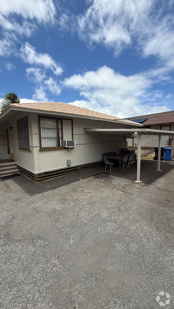 Building Photo - 3302 Hinano St Unit Middle Rental