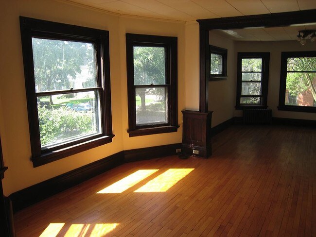 bay windows - 945 Spaight St Unit 2