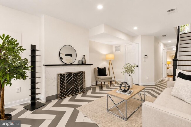Photo - 320 G St SE