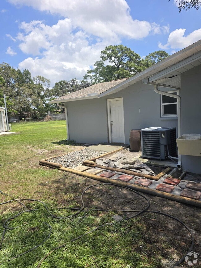 Building Photo - Beautiful remodeled Studio/efficiency room... Rental
