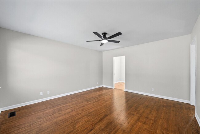Photo - 3 bedroom 1 1/2 bath home with flex space for rent!