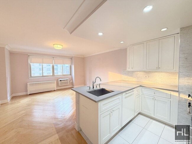 Building Photo - 1 bedroom with home office / Washer and dryer / WEST 93 STREET