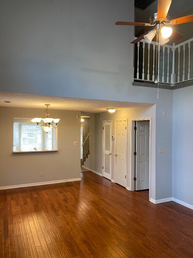 Open living room & high ceiling - 10401 Ravenbrook Ln Unit 10401