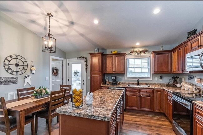 HELLO Georgeous 3 bdrm, 2 bath Single Fami... - HELLO Georgeous 3 bdrm, 2 bath Single Fami... Casa