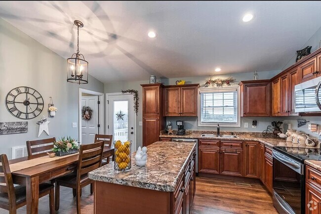 Building Photo - HELLO Georgeous 3 bdrm, 2 bath Single Fami... Rental