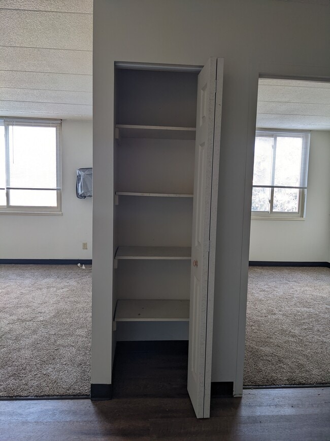 Sala de estar y habitación - Town Place Apartments