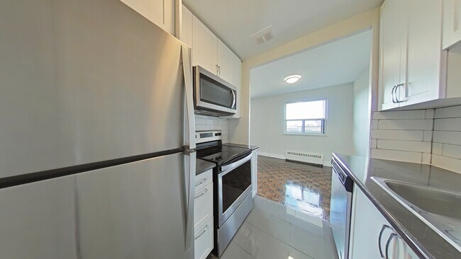 Photo - 49 Mcmurchy Ave N