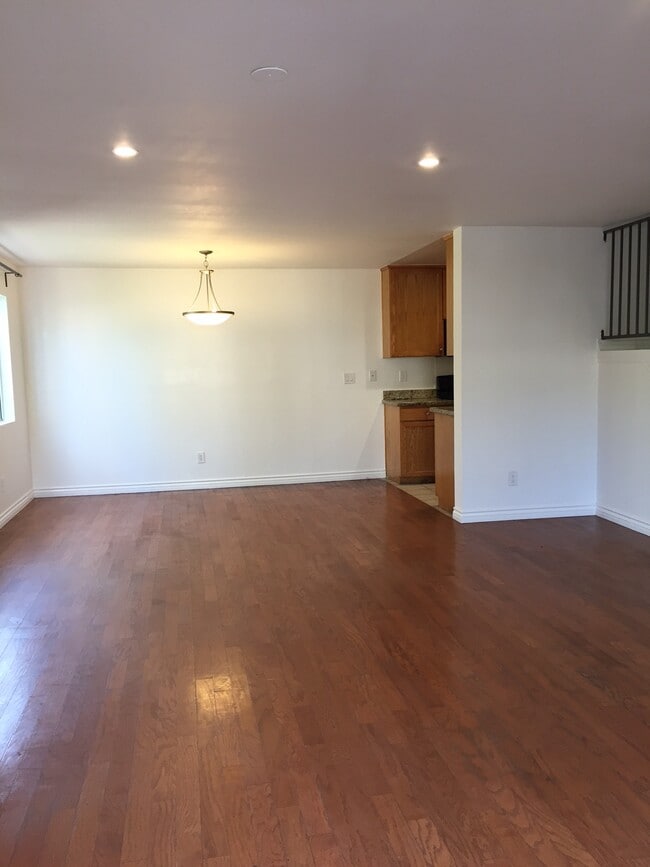 Photo - 8735 Variel Ave Unidad 104 Rental