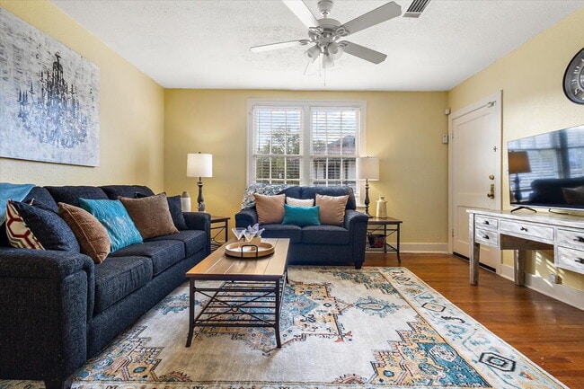 Photo - FULLY FURNISHED!! Belhaven Bombshell! Unidad 2