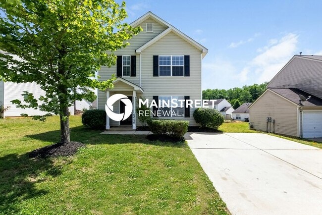 Building Photo - 3 Bedroom Pet-Friendly Home in Charlotte, NC with Main Street Renewal