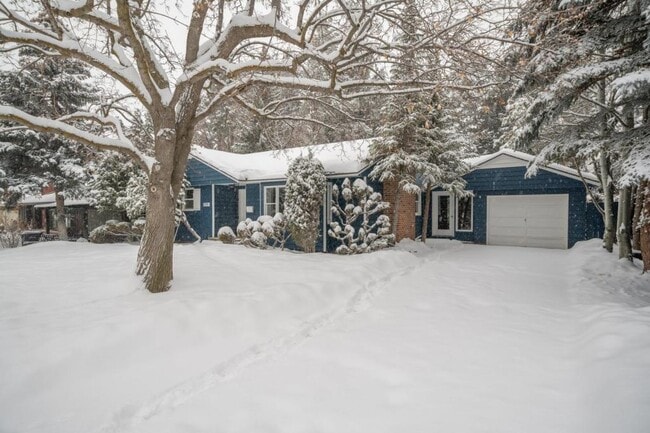 Building Photo - 225 E 25th St