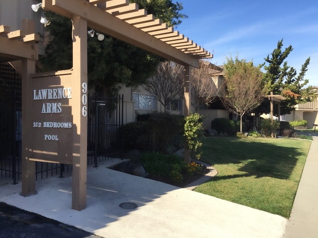 Photo - Lawrence Arms Apartments Unidad B