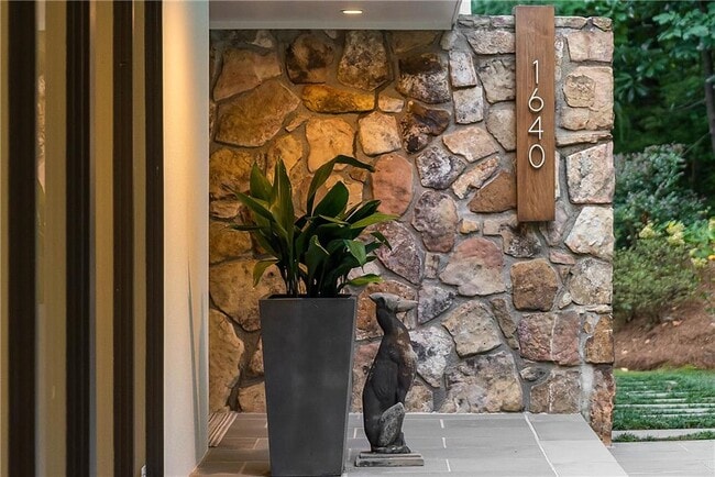 Photo - 1640 Winterthur Close NW