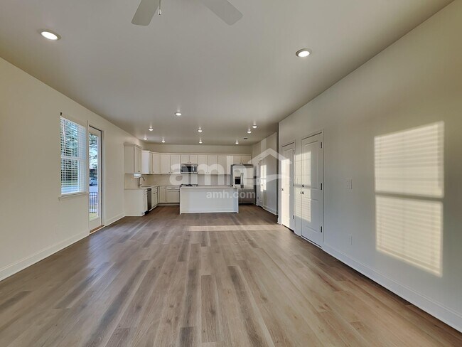 Photo - 314 Golucke Way