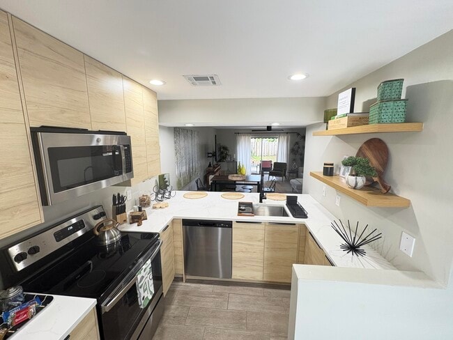 Photo - 690 SE 23rd Ave