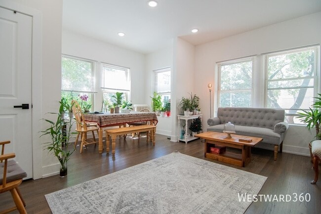 Building Photo - 6201 N Glenwood Ave Unit 3