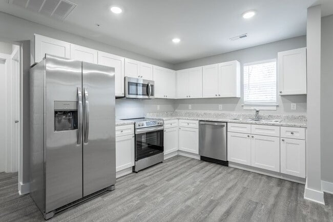 Building Photo - 5 Meadowbrook Dr W