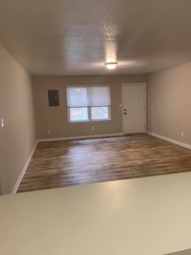 Hickory East 1 Bed Living Room - Apartments on 20th