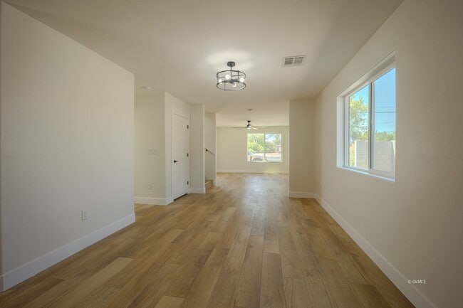 Photo - 818 W 7th St