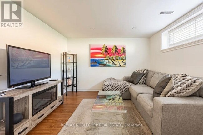 Photo - 4230 Bloor St W
