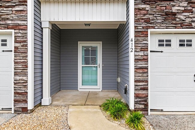 Photo - Large 3br Stonebay Townhome AVAILABLE NOW!