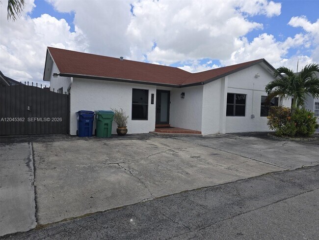 Photo - 740 SW 99th Ct Cir