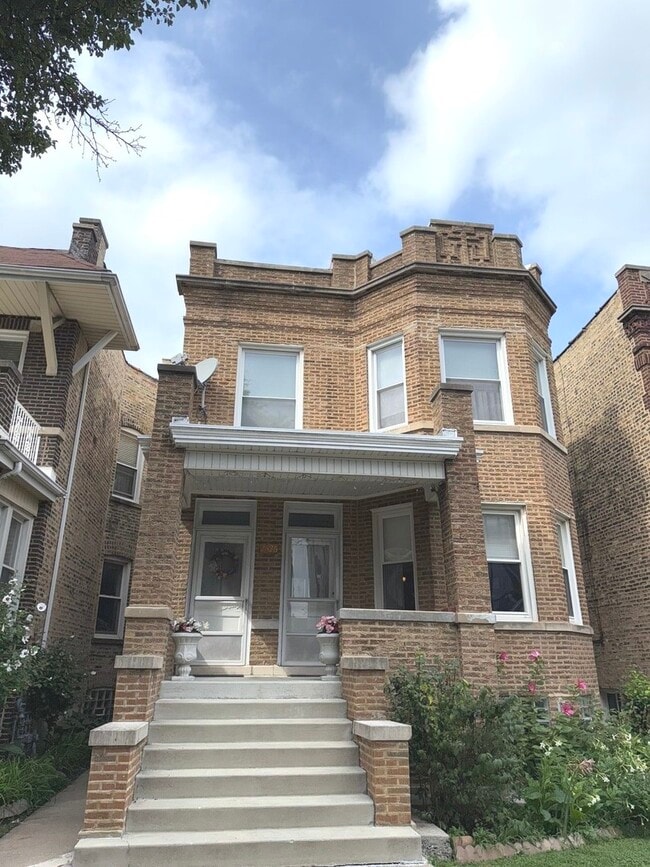 Building Photo - 2526 W Gunnison St Rental