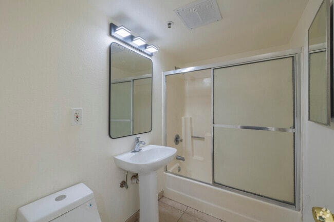 2BR, 2BA - 1008 SF - Bathroom